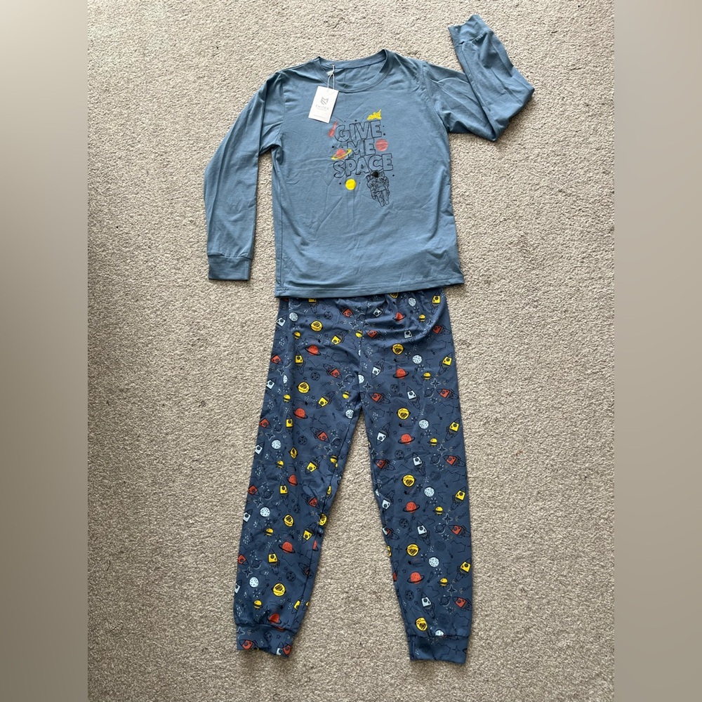 NWT Unbranded Boys Give Me Space 🪐 PJ Set Estimated Size for a 7 year old.